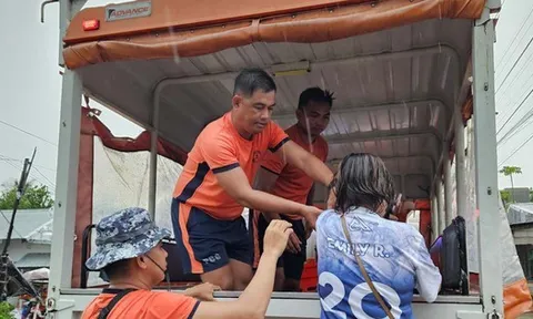 Philippines sơ tán hàng chục ngàn người để tránh bão