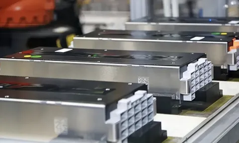 Trung Quốc tung sản phẩm gây chú ý toàn cầu: Pin xe điện bị khoan và đâm bằng đinh vẫn không cháy nổ, chạy 1.300 km với 1 lần sạc