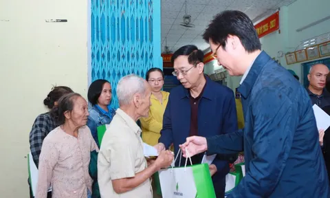 Nước chưa rút, người của ngành dầu khí lên đường hỗ trợ đồng bào miền Trung