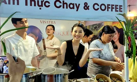 5 ngày hội ẩm thực chay trời mưa tầm tã nhưng bãi xe vẫn quá tải người đến thưởng thức