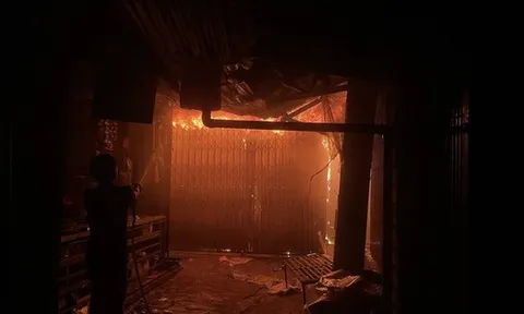 Chợ Bình Dương ở Gia Lai bất ngờ cháy lớn trong đêm, lửa khói cuồn cuộn