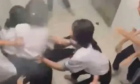 Nữ sinh bị nhóm bạn tát, đạp và quăng quật trong nhà vệ sinh trường học