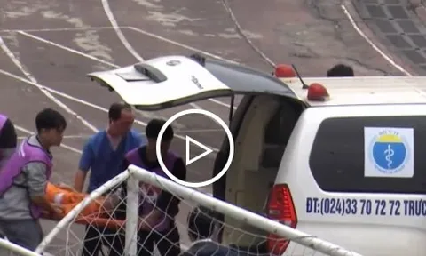 Cầu thủ co giật trên sân, đi cấp cứu giữa trận đấu