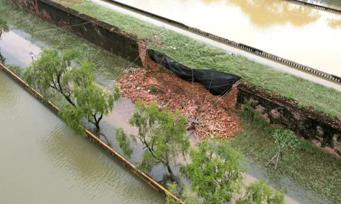 Đại nội Huế bị lũ xô sập cả mảng tường dài 15m