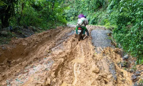 Điện gió cam kết làm đường rồi tháo chạy, dân khốn khổ vượt bùn lầy