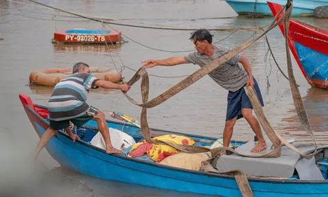 Đắk Lắk: Ngư dân tất tả đưa tàu, thuyền lên bờ tránh bão số 13