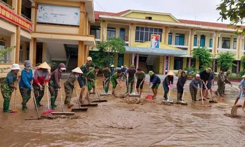 Bộ đội, công an lội bùn dọn dẹp trường học sau lũ