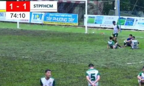 Trọng tài thay đổi quyết định thổi phạt, cầu thủ mang ghế vào sân ngồi phản đối khiến tất cả ngỡ ngàng