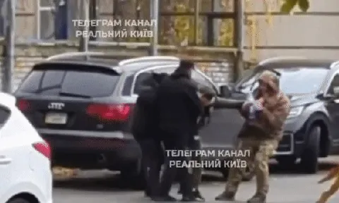 ‘Xe buýt hóa’ lan tới trường học: Giáo viên bị bắt giữa giờ – Ukraine khủng hoảng quân số