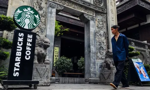 Từng cứ 15 giờ lại mở thêm một cửa hàng mới, vì sao Starbucks giờ đây phải bán một phần hoạt động kinh doanh tại Trung Quốc?