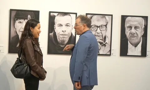 Trong những bức ảnh, bạn đang nhìn hay được nhìn?