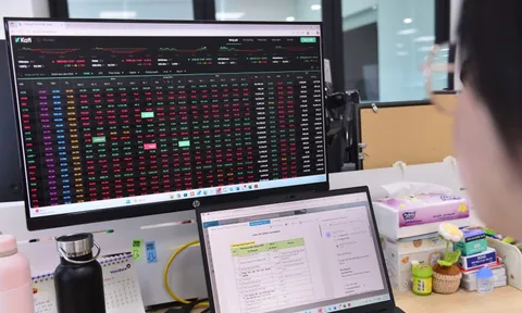 Chứng khoán mất 44 điểm, VN-Index thủng mốc 1.600 cuối phiên