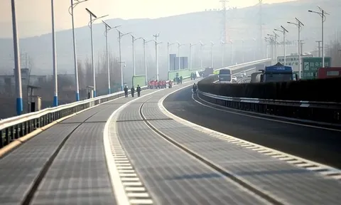 Chỉ có thể là Trung Quốc: Đường cao tốc tạo ra điện, phương Tây cũng phải thốt lên "đáng kinh ngạc"