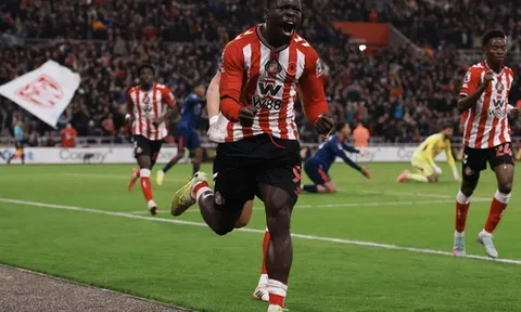 Sunderland quả cảm, Arsenal đánh rơi chiến thắng phút bù giờ