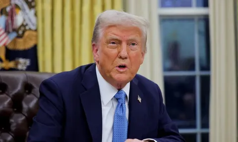 Tổng thống Donald Trump hứa phát 2.000 USD cho mỗi người Mỹ từ nguồn thu thuế quan