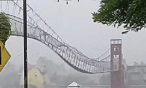 VIDEO: Cầu rung lắc dữ dội trong siêu bão Fung-wong ở Philippines