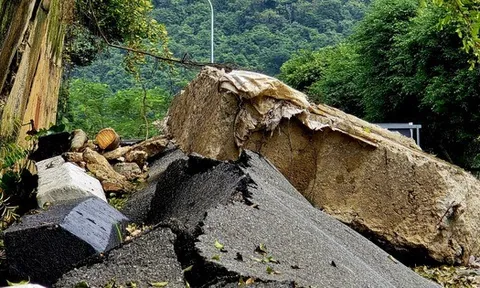 Mưa lớn gây sạt lở, Đà Nẵng tạm phong tỏa đường lên bán đảo Sơn Trà