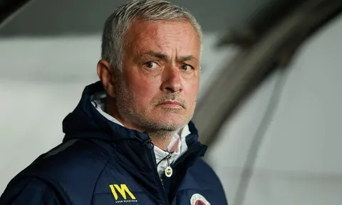 Choáng với hóa đơn khách sạn của HLV Mourinho