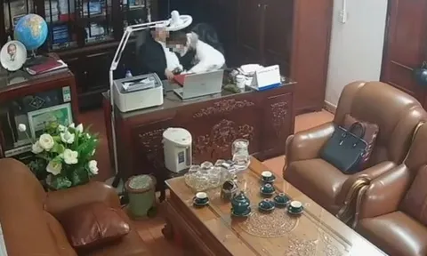 Người đàn ông "thân mật" với nhiều phụ nữ: Chủ tịch Hội đồng trường là gì?