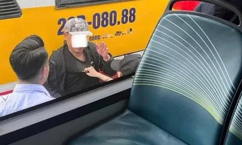 Bị động chạm vào cơ thể, nữ sinh 18 tuổi khống chế người đàn ông ở bến xe