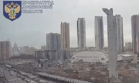 Khoảnh khắc kinh hoàng ở Moscow: Khu trượt tuyết khổng lồ đổ sập, khói bụi nuốt trọn bãi xe!