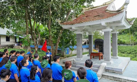 Đoàn tuyên giáo - báo chí TP.HCM dâng hương tại các địa chỉ đỏ của báo chí cách mạng