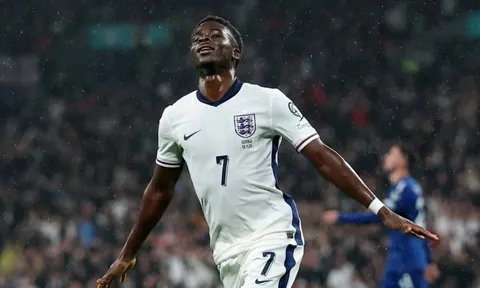 Saka khiến CĐV Arsenal hú vía sau cái chỉ tay gây hoang mang