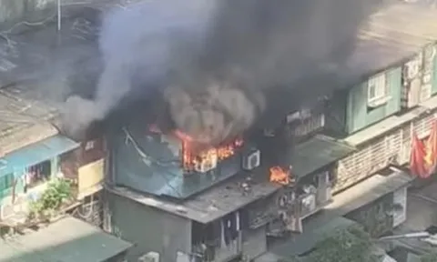 Cháy căn hộ khu tập thể cũ ở Hà Nội, khói lửa bốc ngùn ngụt