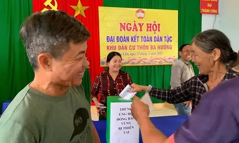 Chung tay ủng hộ đồng bào bão lũ trong ngày hội đoàn kết dân tộc ở xã miền núi Đà Nẵng