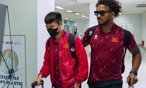 Xuân Son gây sốt với mái tóc xoăn bồng bềnh tại Lào