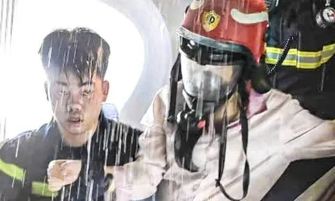 Ngôi nhà 7 tầng cháy ở Hà Nội, cảnh sát kịp thời giải cứu một phụ nữ mắc kẹt