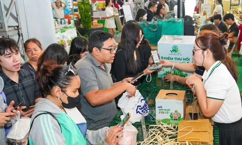 Hàng chục ngàn lượt khách ‘phủ xanh’ ngày hội Việt Nam Xanh