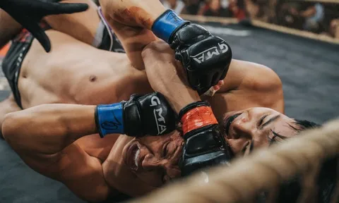 Em trai Nguyễn Trần Duy Nhất bị quật ngã, nhận thua sau 79 giây