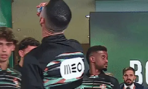 Ronaldo uống nước ngọt có gì mà gây sốc?