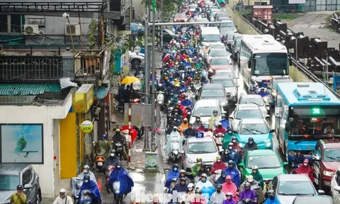 Hà Nội chìm trong mưa lạnh, đường phố kẹt cứng từ sáng sớm