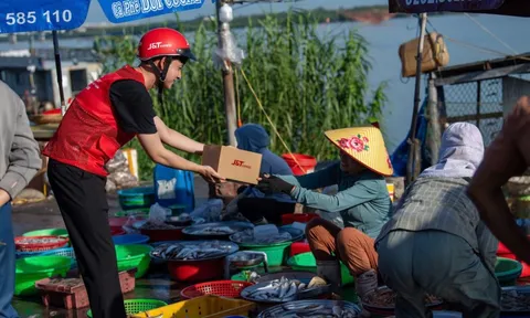 Từ cơn sốt mua sắm mùa sale đến thói quen "gửi hàng tức thì"