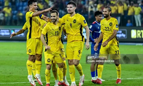 HLV tuyển Malaysia "cạn lời", đánh trống lảng khi bị hỏi về 7 cầu thủ nhập lậu