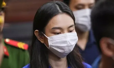 Giây phút Hoa hậu Thùy Tiên tại tòa án với tư cách bị cáo