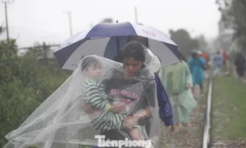 Nước lũ có nơi ngập 2m, người dân Quy Nhơn lên đường ray tìm nơi trú nạn