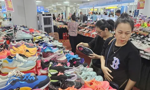 Cuối năm, người dân TP.HCM 'săn' hàng hiệu giảm giá đến 80% ở đâu?