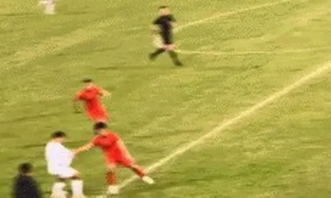 Tuyển Trung Quốc mất cúp cay đắng, nhà báo bức xúc: "Phải treo giò cầu thủ bị thẻ đỏ 5 trận"