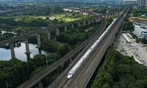 Chưa từng có: Đường sắt cao tốc 350 km/h đi xuyên hang động, hàng trăm cột đá sắc nhọn được AI đào hầm, sắp thay đổi hoàn toàn công nghệ xây dựng