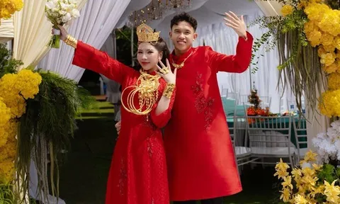 Tiền vệ tuyển Việt Nam cùng chủ tiệm vàng trích tiền mừng cưới ủng hộ miền Trung