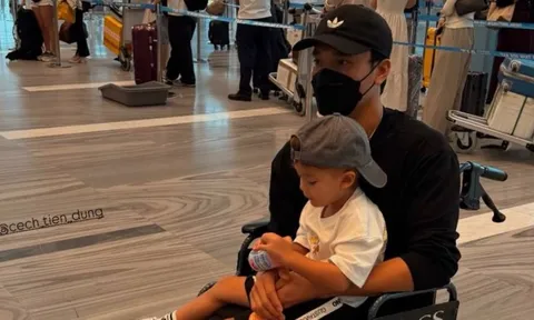 Chạnh lòng hình ảnh thủ môn quốc dân Bùi Tiến Dũng ngồi xe lăn lặng lẽ ở sân bay