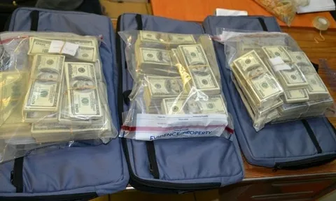 Phát hiện 151 tỷ đồng trong 8 chiếc vali ở sân bay