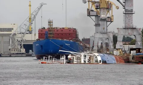 Nhà máy đóng tàu nguy cơ sụp đổ