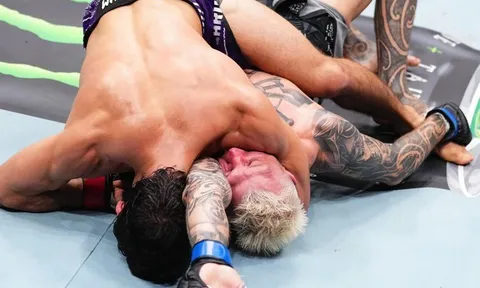 Arman Tsarukyan giành chiến thắng Submisson mãn nhãn trước Dan Hooker