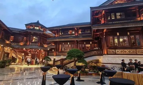 Phía sau sự sang chảnh của các “phú bà mỹ phẩm”: Khoe giàu để... câu khách