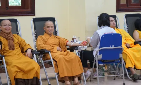 Hàng trăm tăng, ni sinh, Phật tử hiến máu cứu người, quyên góp ủng hộ đồng bào miền Trung