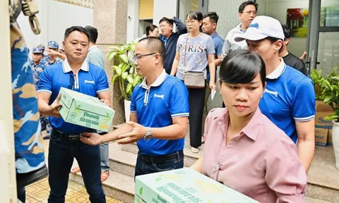 Vinamilk hỗ trợ 48 tấn sản phẩm đến bà con vùng lũ miền Trung